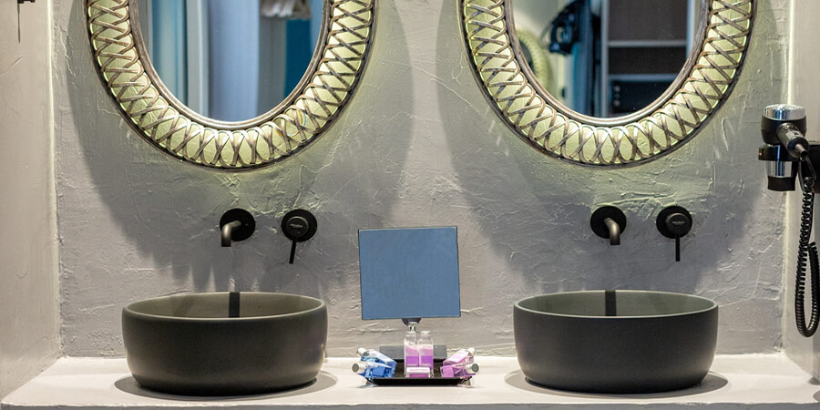 venetian-mirror-in-the-bathroom